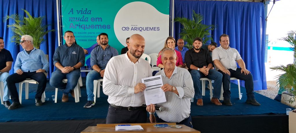 Empresário João Gonçalves, assinou o primeiro contrato de prestação de serviço de esgotamento sanitário.