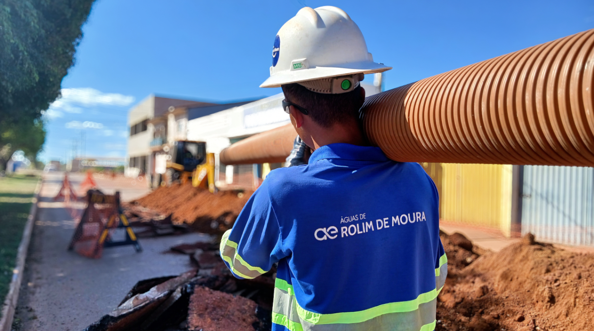Águas de Rolim de Moura avança com obras de esgoto na Avenida 25 de Agosto