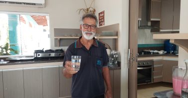 “Antes, era sempre um transtorno”, afirma proprietário do Hotel Nippon, que agora conta com rede de esgoto e água tratada em Rolim de Moura