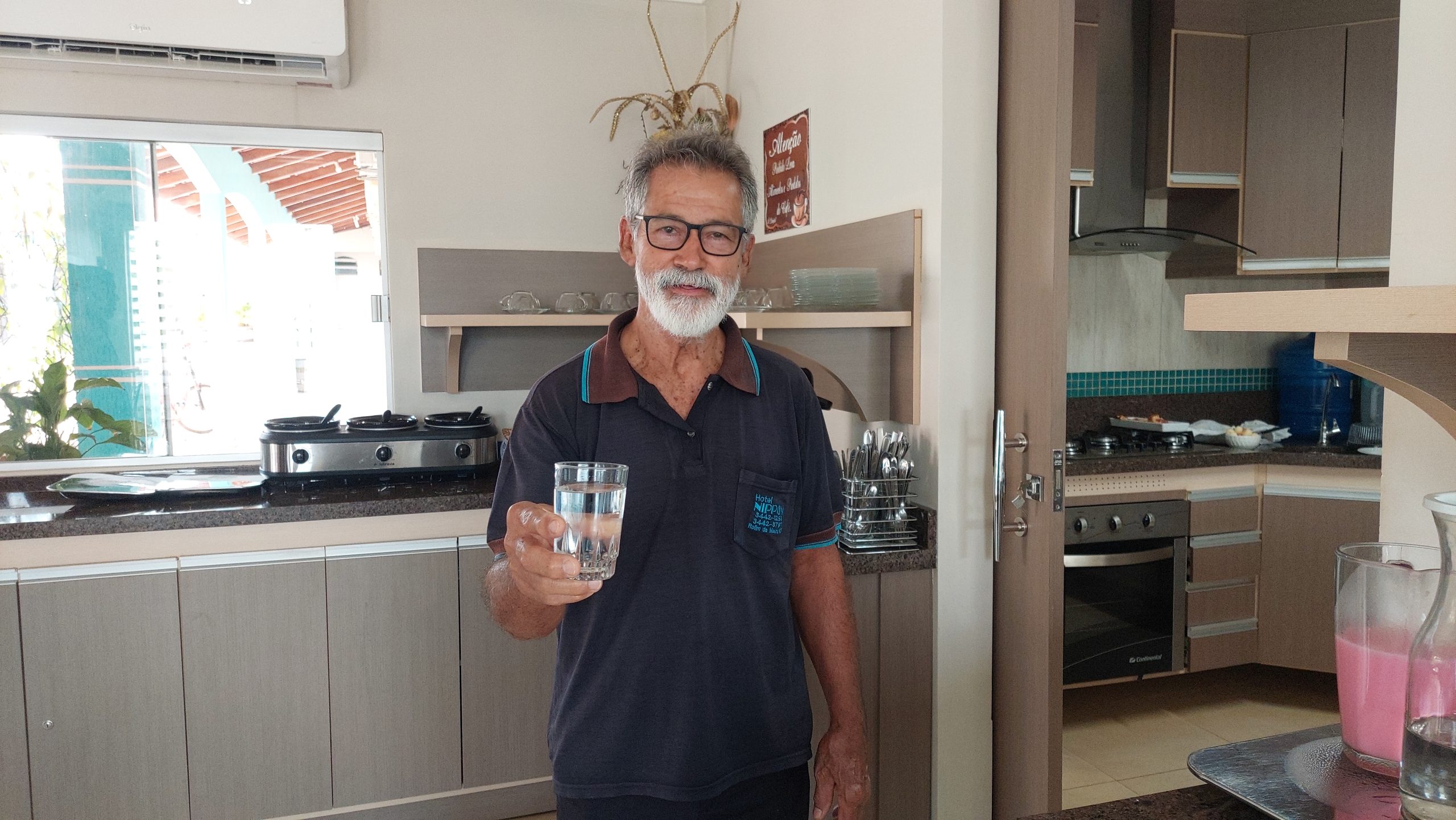 “Antes, era sempre um transtorno”, afirma proprietário do Hotel Nippon, que agora conta com rede de esgoto e água tratada em Rolim de Moura