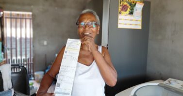 “É uma bênção de Deus, ajuda muito”, diz moradora beneficiada pela Tarifa Social da Águas de Ariquemes