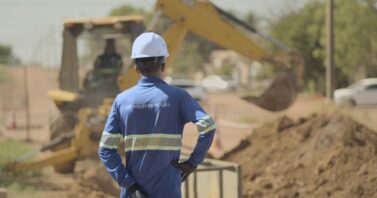 Novas ruas de Rolim de Moura recebem obras de implantação da rede de esgoto